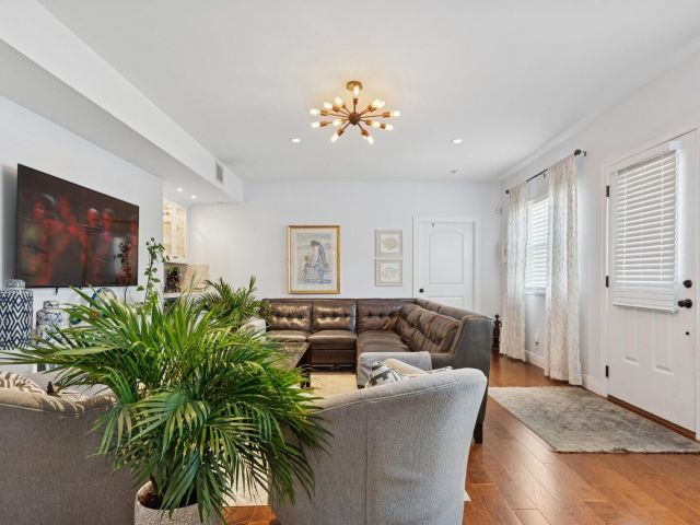 Продажа дома по адресу 310 Almeria Road - фото 6679176