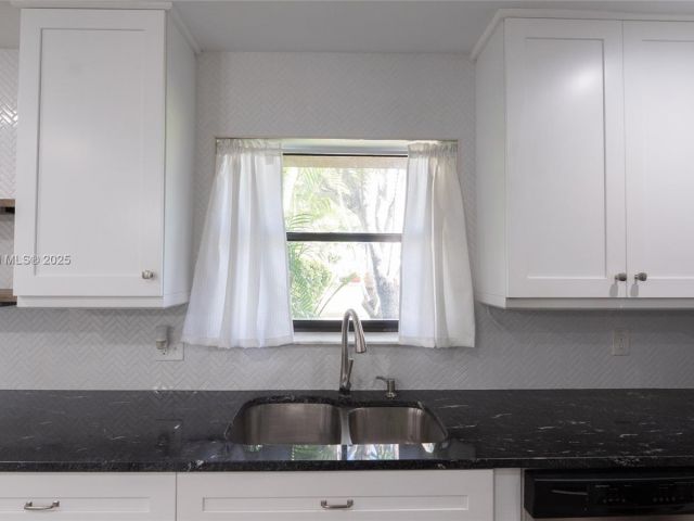 Продажа дома по адресу 3115 NW 12th St - фото 6679674