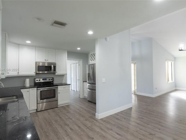 Продажа дома по адресу 3115 NW 12th St - фото 6679675