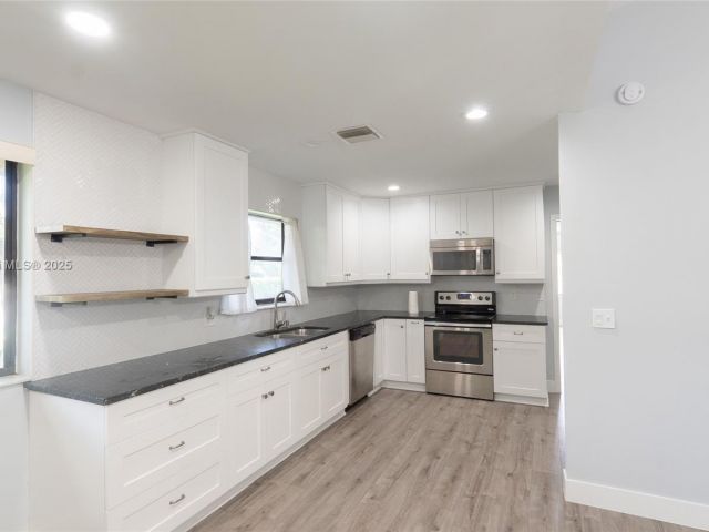 Продажа дома по адресу 3115 NW 12th St - фото 6679676