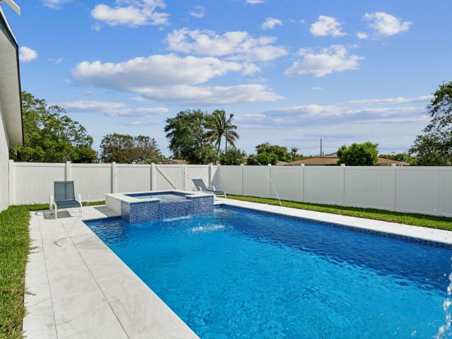 Дом в аренду по адресу 510 Kingbird Circle - фото 6680924