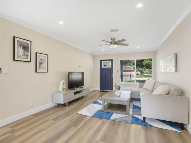 Дом в аренду по адресу 510 Kingbird Circle - фото 6680928