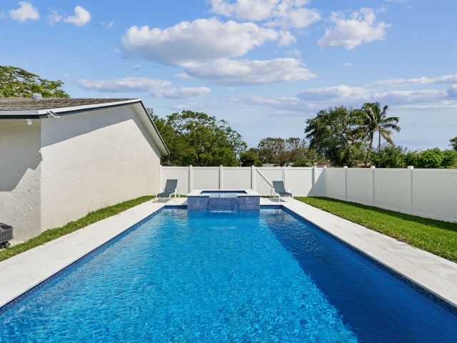 Дом в аренду по адресу 510 Kingbird Circle - фото 6680941