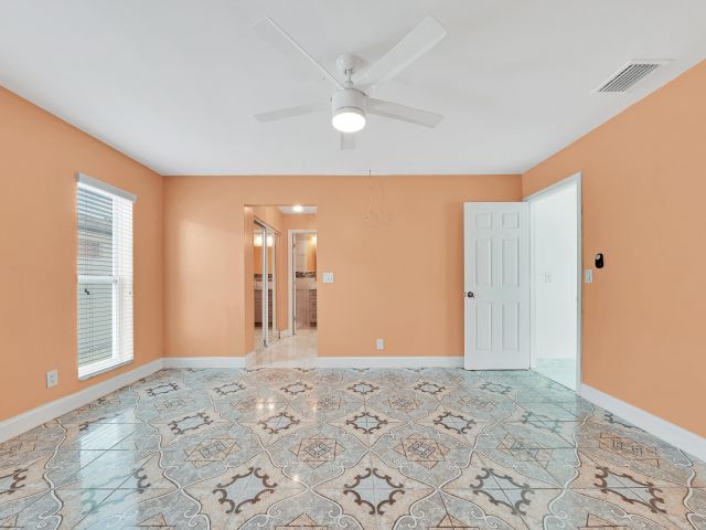 Дом в аренду по адресу 724 Avenue Chaumont - фото 6680908