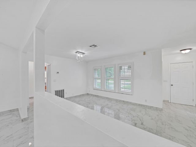 Дом в аренду по адресу 724 Avenue Chaumont - фото 6680910