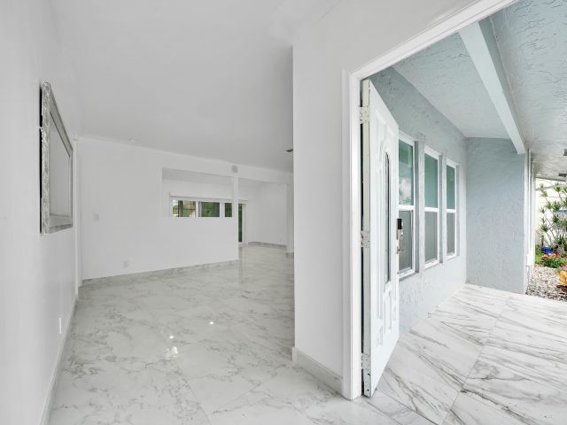 Дом в аренду по адресу 724 Avenue Chaumont - фото 6680912