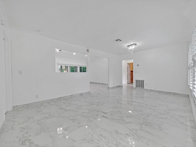 Дом в аренду по адресу 724 Avenue Chaumont - фото 6680913