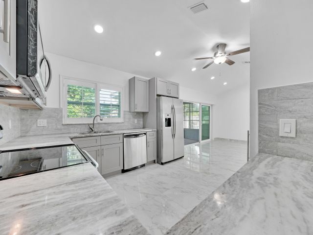 Дом в аренду по адресу 724 Avenue Chaumont - фото 6680916