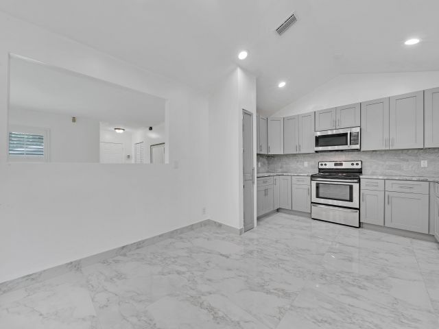 Дом в аренду по адресу 724 Avenue Chaumont - фото 6680917