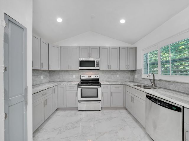 Дом в аренду по адресу 724 Avenue Chaumont - фото 6680918