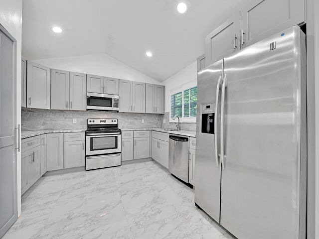 Дом в аренду по адресу 724 Avenue Chaumont - фото 6680919