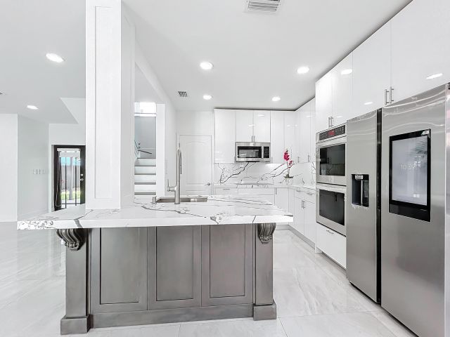 Продажа дома по адресу 66 NW 73rd Place - фото 6680949