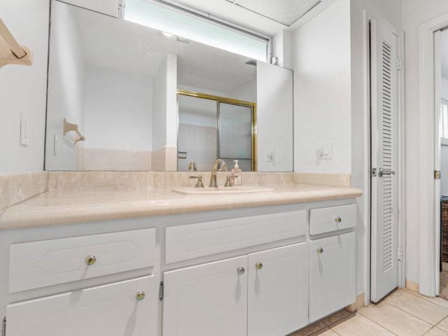 Дом в аренду по адресу 1350 SW 13th Place - фото 6688634