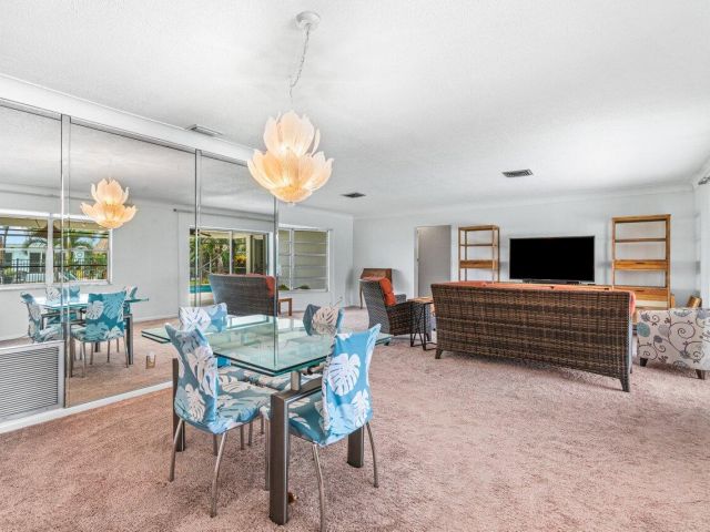 Дом в аренду по адресу 1350 SW 13th Place - фото 6688637