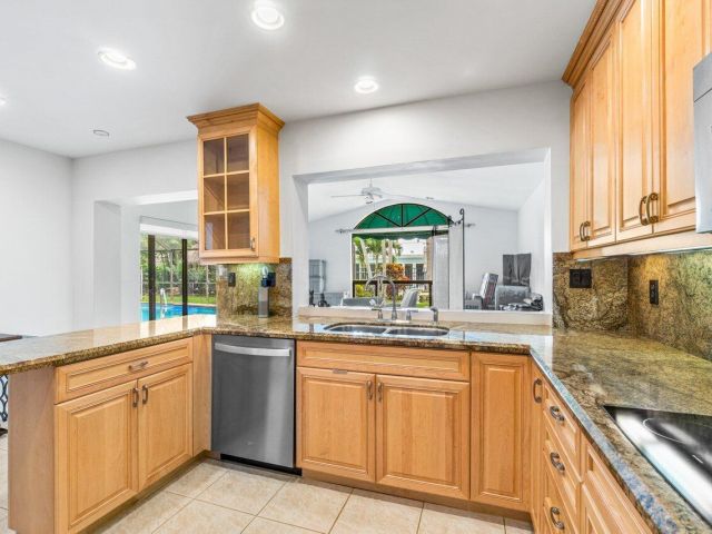 Дом в аренду по адресу 1350 SW 13th Place - фото 6688641