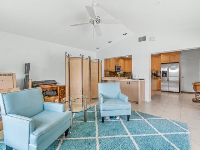 Дом в аренду по адресу 1350 SW 13th Place - фото 6688642