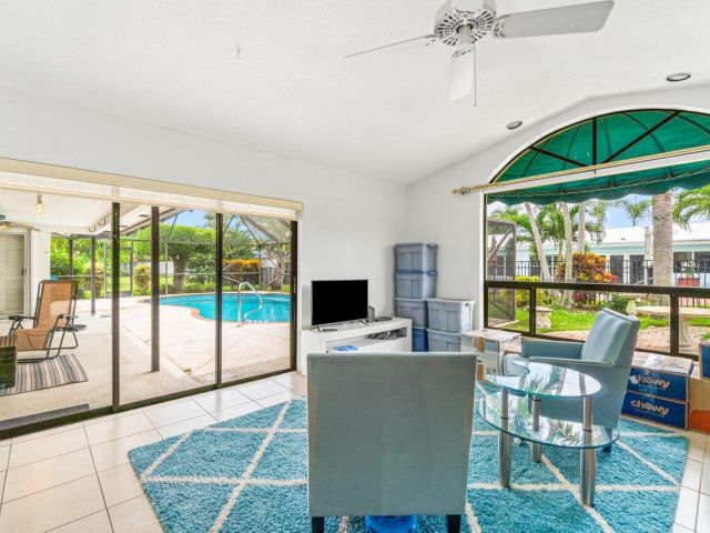 Дом в аренду по адресу 1350 SW 13th Place - фото 6688644