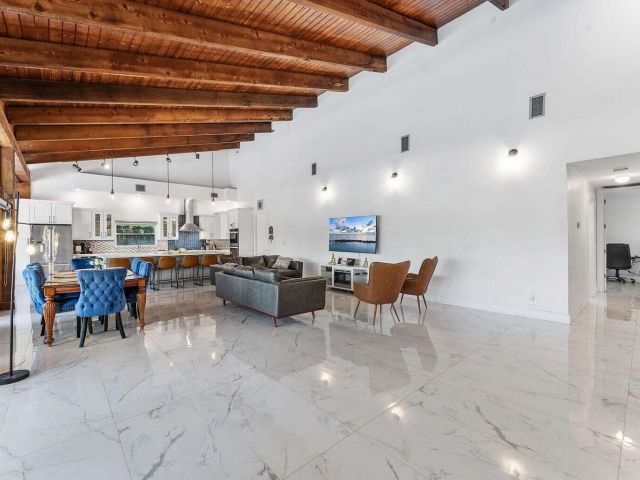 Продажа дома по адресу 6031 NW 4th Avenue - фото 6698613