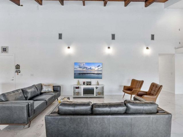 Продажа дома по адресу 6031 NW 4th Avenue - фото 6698614