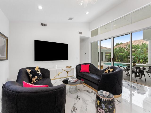 Продажа дома по адресу 7614 La Corniche Circle - фото 6703268