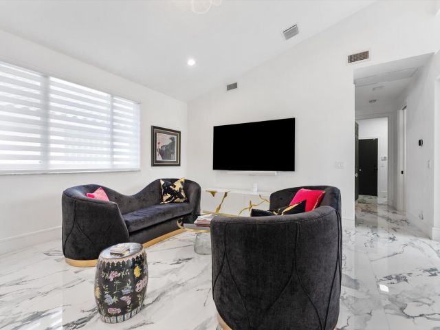 Продажа дома по адресу 7614 La Corniche Circle - фото 6703269