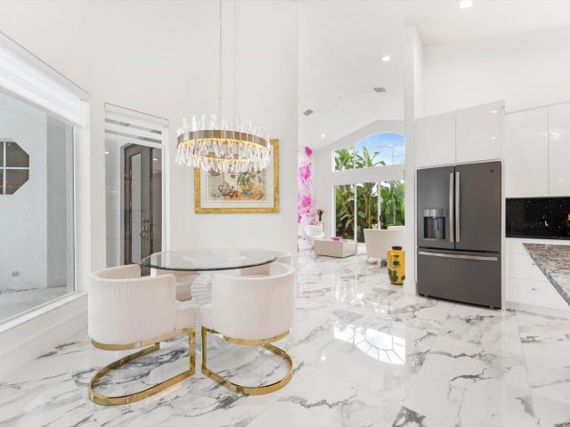 Продажа дома по адресу 7614 La Corniche Circle - фото 6703270