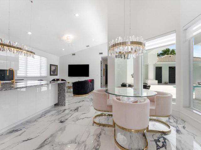 Продажа дома по адресу 7614 La Corniche Circle - фото 6703271