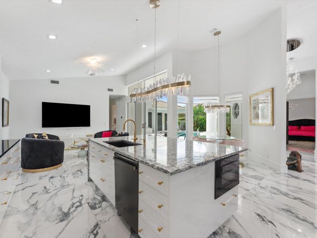 Продажа дома по адресу 7614 La Corniche Circle - фото 6703272