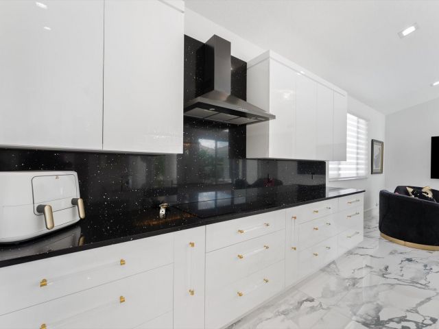 Продажа дома по адресу 7614 La Corniche Circle - фото 6703273