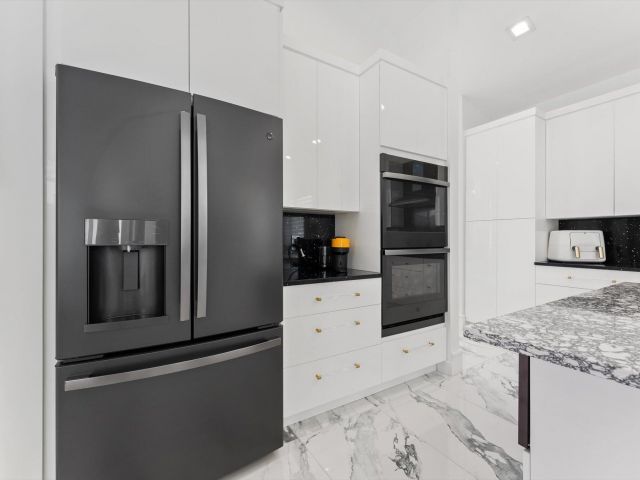 Продажа дома по адресу 7614 La Corniche Circle - фото 6703274