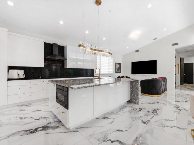 Продажа дома по адресу 7614 La Corniche Circle - фото 6703275