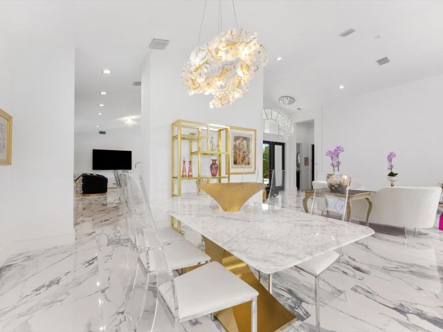 Продажа дома по адресу 7614 La Corniche Circle - фото 6703276