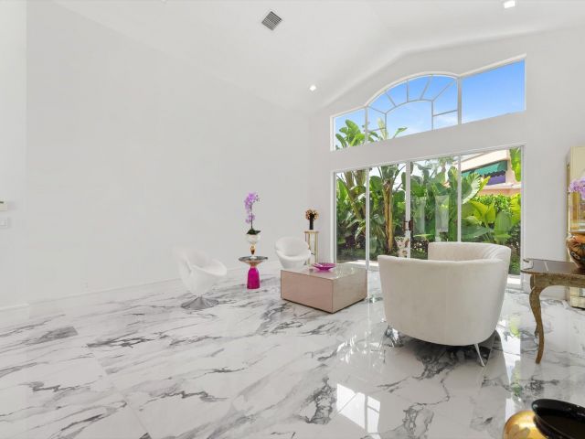 Продажа дома по адресу 7614 La Corniche Circle - фото 6703279