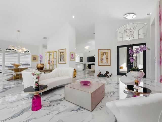 Продажа дома по адресу 7614 La Corniche Circle - фото 6703281