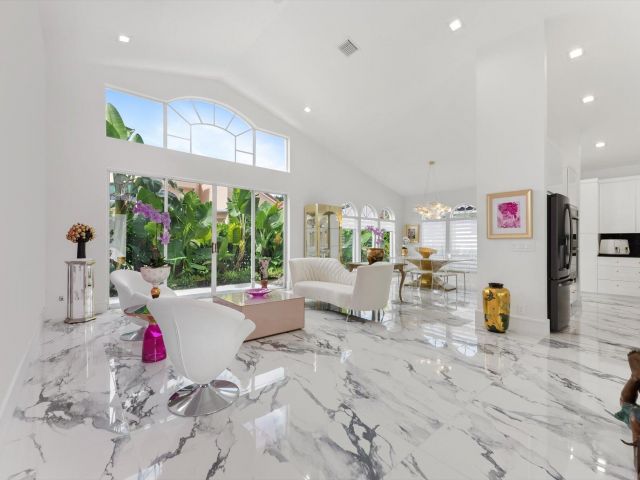 Продажа дома по адресу 7614 La Corniche Circle - фото 6703282