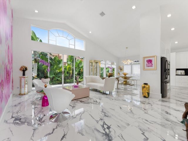 Продажа дома по адресу 7614 La Corniche Circle - фото 6703283