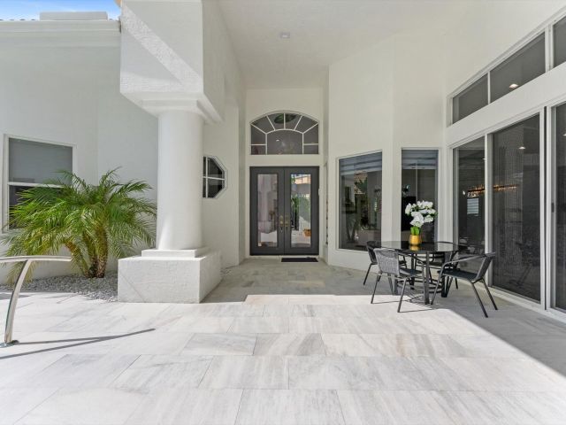 Продажа дома по адресу 7614 La Corniche Circle - фото 6703284