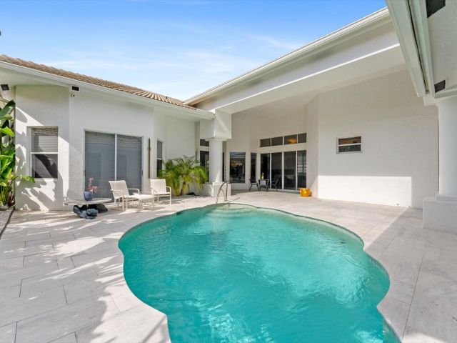 Продажа дома по адресу 7614 La Corniche Circle - фото 6703285