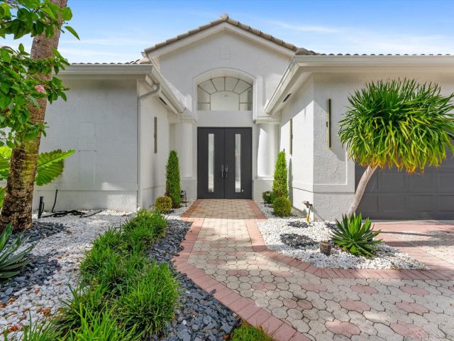 Продажа дома по адресу 7614 La Corniche Circle - фото 6703286