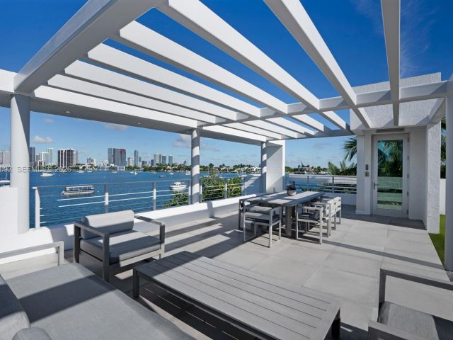 Продажа дома по адресу 440 S Hibiscus Dr - фото 6708727