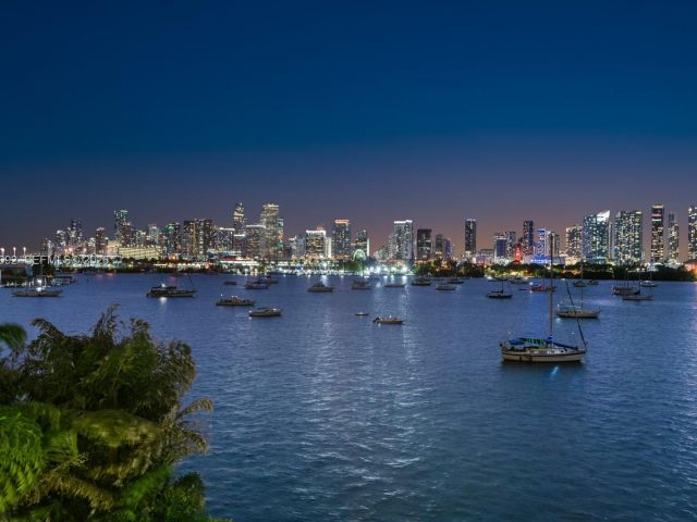 Продажа дома по адресу 440 S Hibiscus Dr - фото 6708731