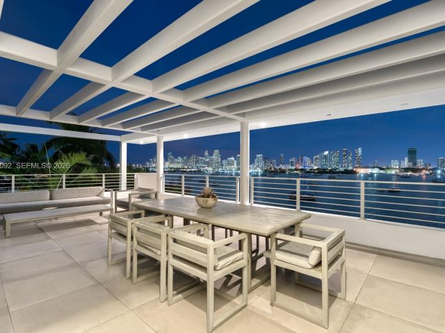 Продажа дома по адресу 440 S Hibiscus Dr - фото 6708732