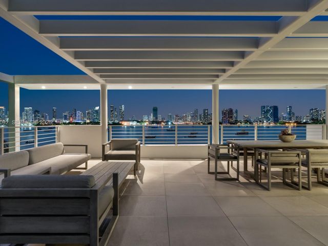 Продажа дома по адресу 440 S Hibiscus Dr - фото 6708733