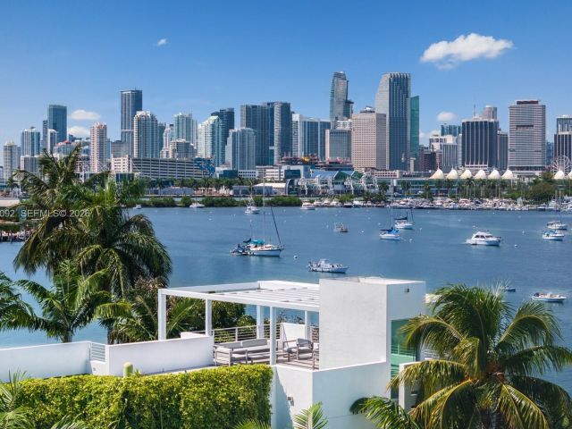 Продажа дома по адресу 440 S Hibiscus Dr - фото 6708736