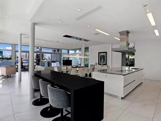 Продажа дома по адресу 440 S Hibiscus Dr - фото 6708726