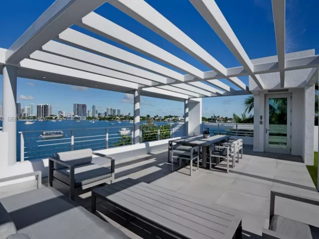 Продажа дома по адресу 440 S Hibiscus Dr - фото 6708727