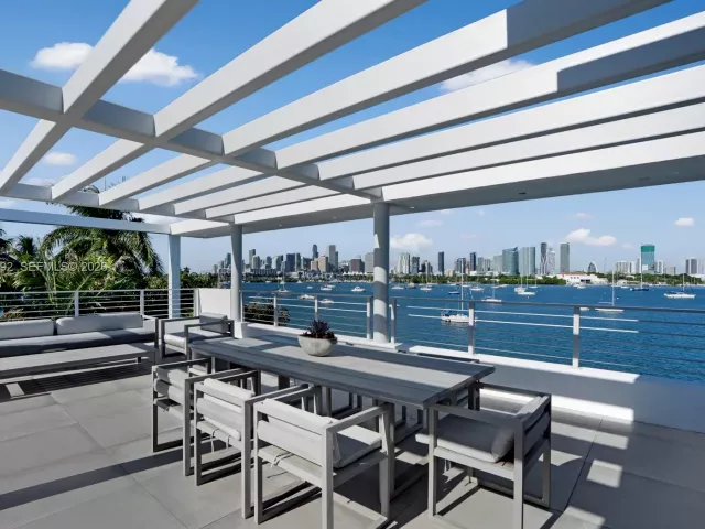 Продажа дома по адресу 440 S Hibiscus Dr - фото 6708728