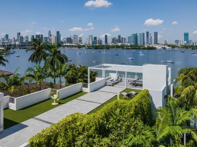 Продажа дома по адресу 440 S Hibiscus Dr - фото 6708729