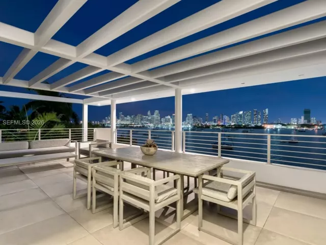 Продажа дома по адресу 440 S Hibiscus Dr - фото 6708732