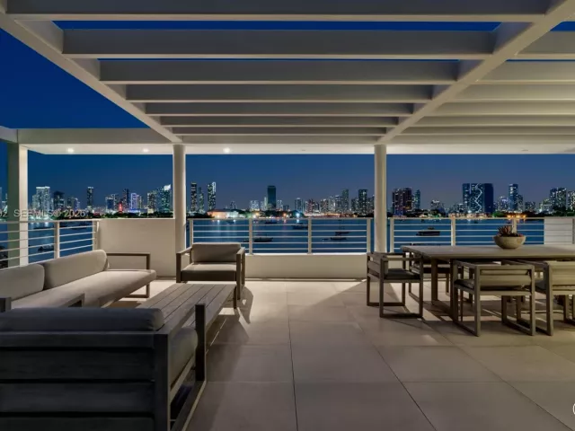 Продажа дома по адресу 440 S Hibiscus Dr - фото 6708733